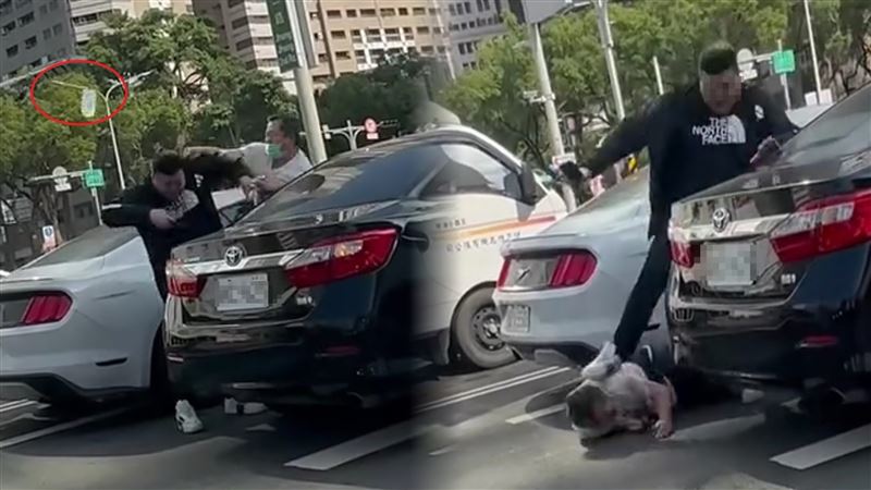 2名駕駛在馬路中大打出手。(圖/翻攝自pauljay19890808 Threads)