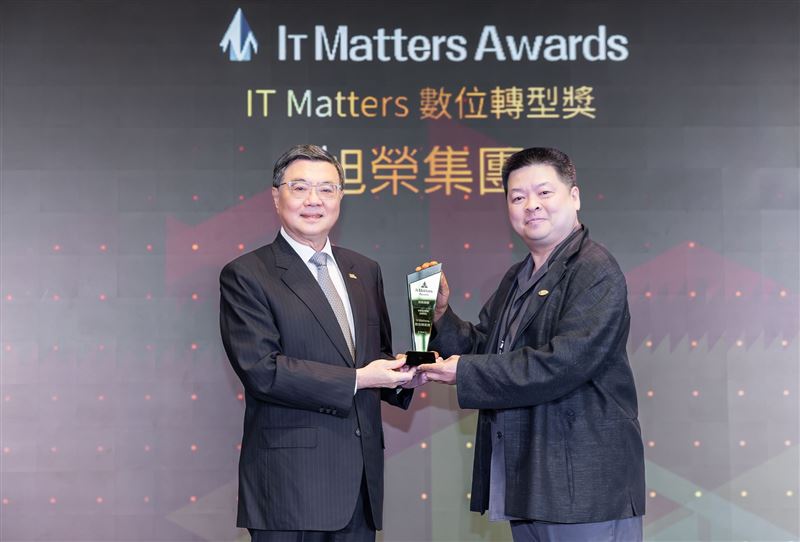 旭榮以「AI智慧與永續」為雙主軸，推進進企業轉型，獲頒第三屆IT Matters Awards數位轉型獎。（圖／旭榮集團提供）