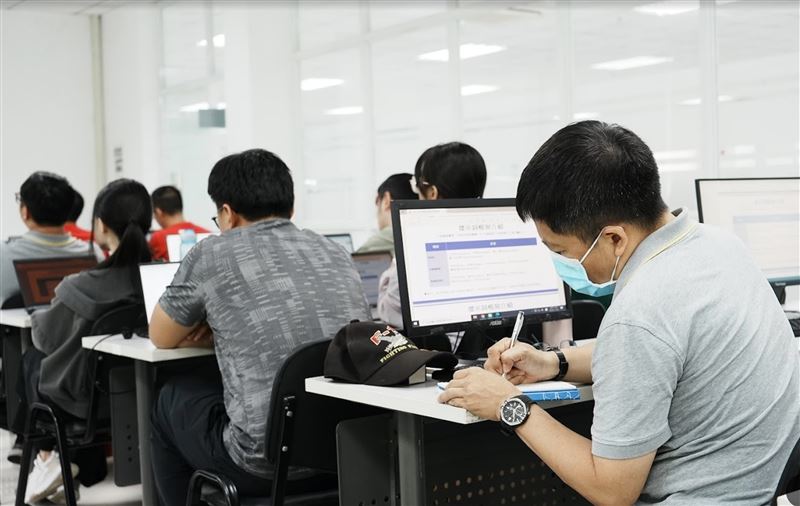 旭榮集團於2025年全面啟動AI落地，累積數百場AI工作坊，上線超過80+AI Agents，結合原有RPA機器人，每週可節省數千小時工時。（圖／旭榮集團提供）