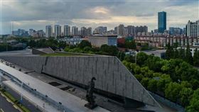 中國舉行公祭儀式的「侵華日軍南京大屠殺遇難同胞紀念館」，建立在當時罹難者的遺骸原址。（圖／翻攝自南京大屠殺紀念館官網）