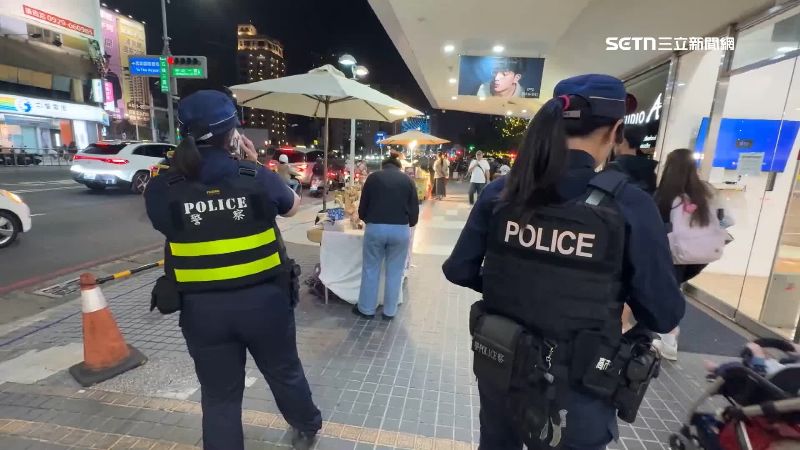員警表示攤販違法擺攤