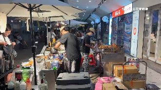 百貨騎樓擺攤遭開單　攤販怨：都有繳租金