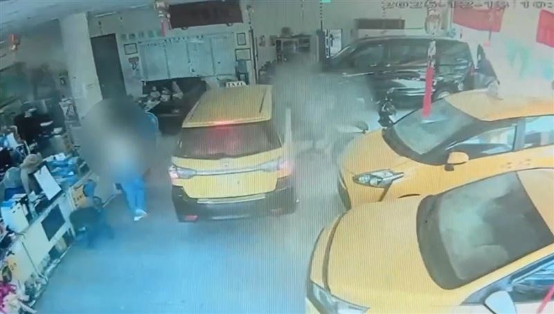 賴姓計程車司機駕車撞進車行,整台車瞬間冒出火煙。(圖/翻攝畫面)