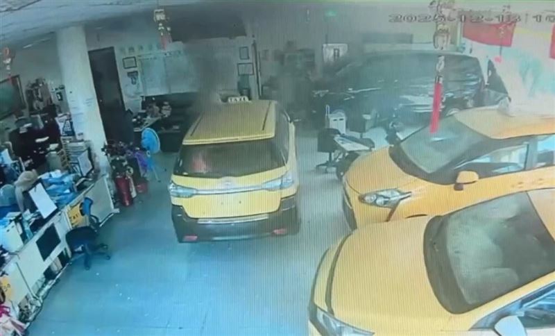 賴姓計程車司機駕車撞進車行,整台車瞬間冒出火煙。(圖/翻攝畫面)