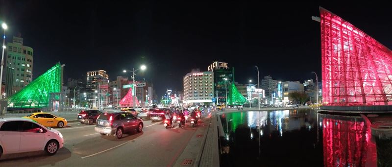 高捷看到網友貼文,加班趕工替美麗島站「換裝」。(圖/翻攝自Threads @metro.kaohsiung)