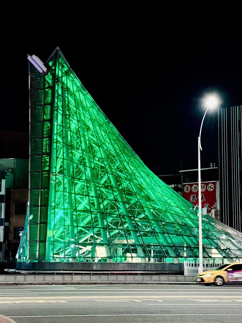 高捷美麗島站已經換上紅色、綠色燈光。(圖/翻攝自Threads @costze1)