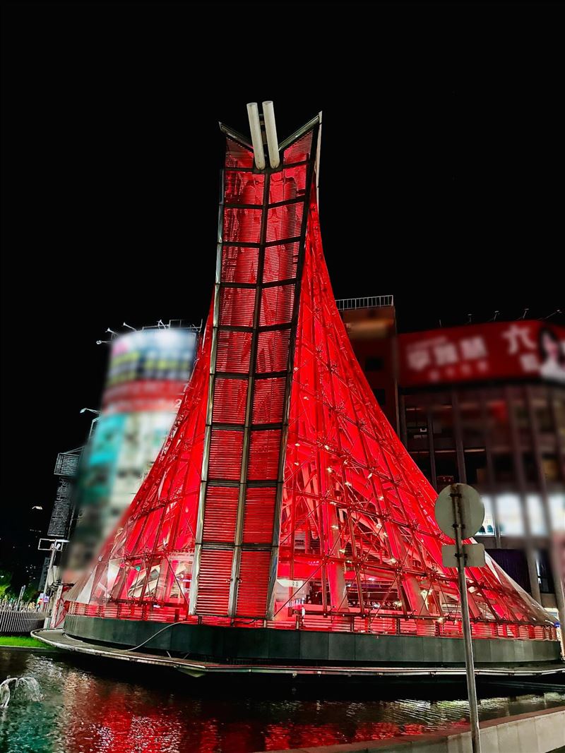 高捷美麗島站準備好迎接耶誕節,網友驚呼:「高市現在是打算跟高市早苗拚滿意度嗎」。(圖/翻攝自Threads @costze1)