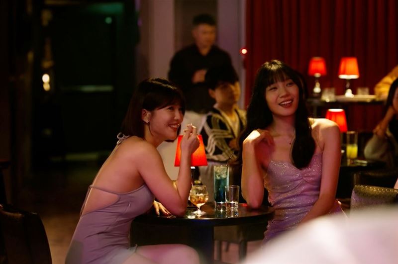 《整形過後》啦啦隊女神「壯壯」(左)也來客串。(圖/六魚文創提供)