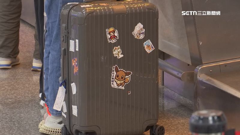 行李箱上託運貼紙沒有規定撕或不撕,若能避免行李飛錯航班,民眾請謹慎評估