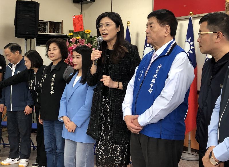 國民黨雲林縣黨部13日辦理黨慶暨新任縣黨部主任委員布達典禮，國民黨主席鄭麗文（右3）到場頒發派任書並致詞。右4為國民黨籍立法委員張嘉郡