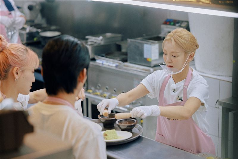 少女時代孝淵被稱讚是機靈的幫手。(圖/客家電視提供)