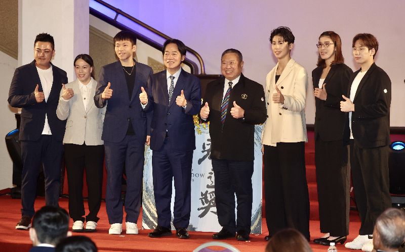 總統賴清德（左4）13日在台北出席114年宏道獎頒獎典禮，與中華奧會主席林鴻道（右4）、運動部長李洋（左3）、奧運選手林郁婷（右3）、郭婞淳（左2）、黃筱雯（右2）、李孟遠（左）、王冠閎（右1）合影，林郁婷不僅擔任宏道獎頒獎典禮主持人，更迎來30歲生日，她許願想與總統賴清德合照，所幸靠著中華奧會主席林鴻道「助攻」如願完成