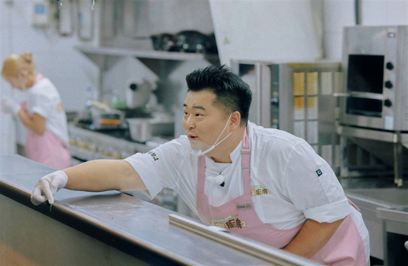 李元日在廚房發飆。(圖/客家電視提供)