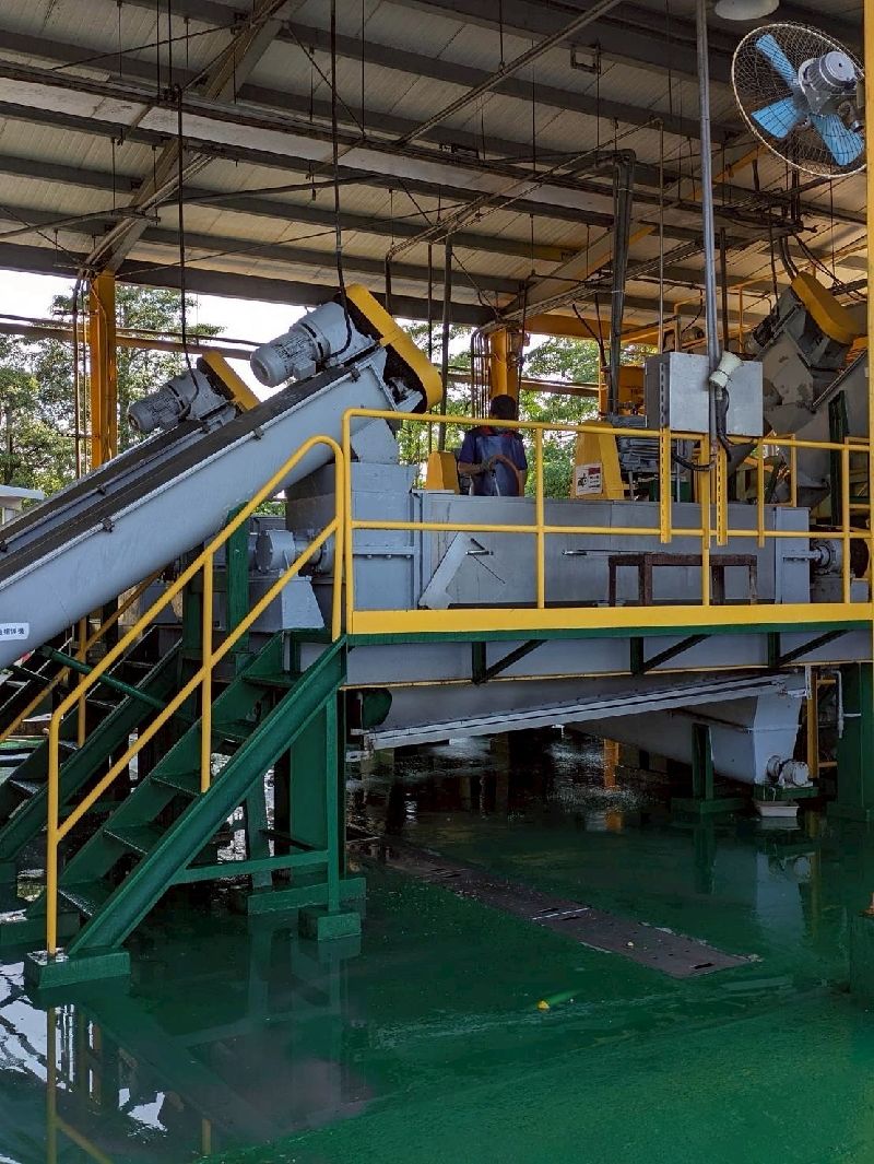 台北市環保局表示，因應農業部宣布115年元旦起家戶廚餘禁止養豬，全市每天約126公噸家戶廚餘將全數以堆肥方式去化。圖為焚化廠破碎脫水設施。（台北市環保局提供）