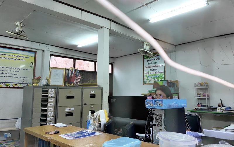 泰柬邊境戰火持續，小學老師查亞帕特仍堅守崗位，在電腦前敲著鍵盤，確認學生撤離的狀況。她心心念念的仍是學生的學習進度，12日決定回到學校處理公務