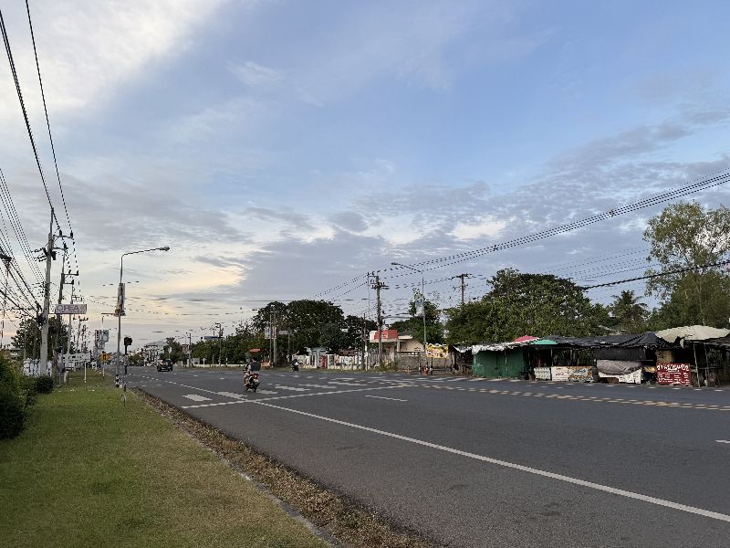 泰國邊境班科諾目前只有社區領袖、志工、警察和少數居民留下守護財產和照顧牲畜，街道冷清，但可見從邊境撤離的汽車呼嘯而過