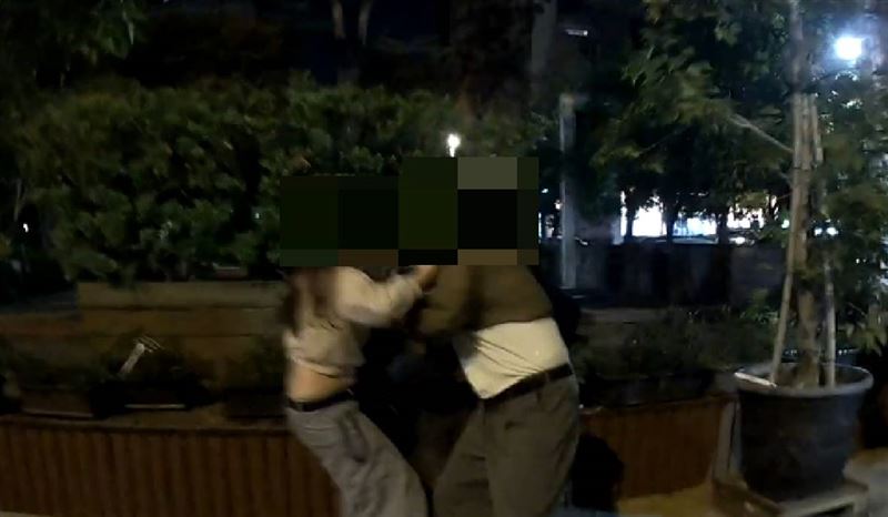 雙方都認為「對方喝比較多,應該要多出一點錢」而爆發衝突。(圖/翻攝畫面)