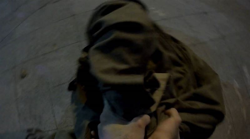 林男被警方壓制在地上銬帶回所釐清案情。(圖/翻攝畫面)