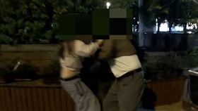 台中,七期,酒吧,衝突,酒錢,喬不攏,打架,壓制,上銬,六分局（圖／翻攝畫面）