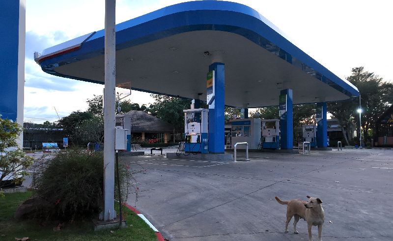泰國邊境班科諾的加油站暫停營業泰國邊境的班科諾位於泰國武里南府，靠近柬埔寨邊界，是進入柬埔寨的一個邊境區域。圖為因戰火暫停營業的加油站。中央社記者李宗憲武里南府攝　114年12月13日