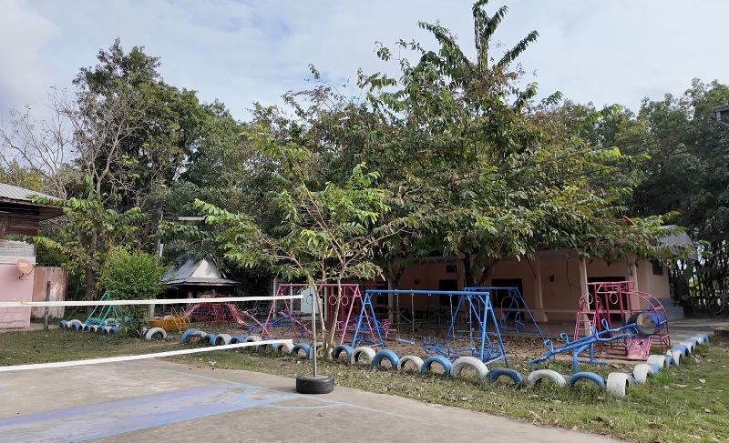 泰國邊境小學校園空無一人泰柬邊境衝突持續，自8日開始停課的班欣拉特小學，整座校園只聽見鳥鳴聲，以及不時傳來的砲火聲，無人使用的溜滑梯和鞦韆，突顯校內的寂靜。中央社記者李宗憲武里南府攝　114年12月13日