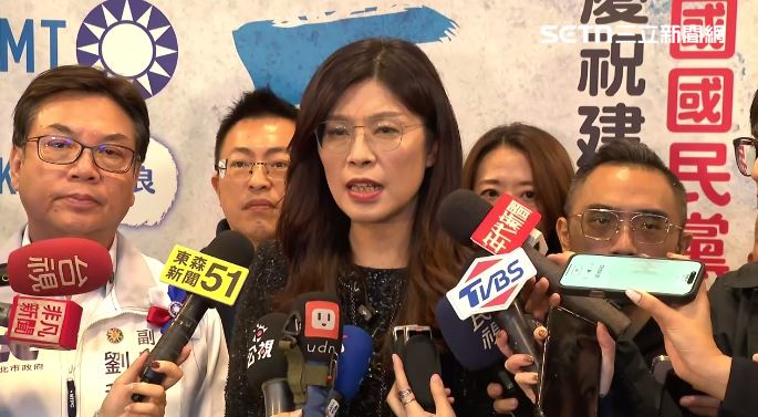 鄭麗文接受媒體聯訪時,劉和然(左1)站在旁邊(圖/翻攝畫面)