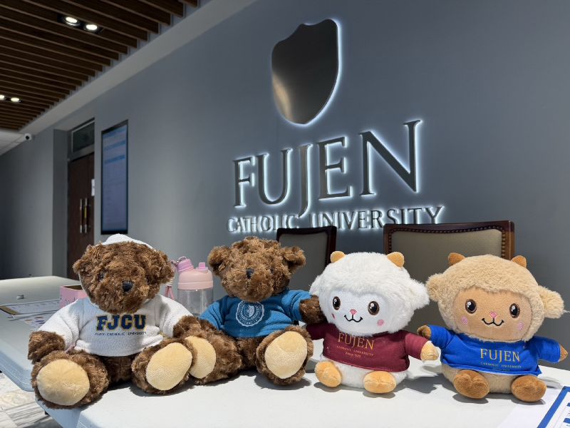 輔仁大學百年校慶園遊會13日舉行，校方表示，「校園集章換好禮」活動，穿著印有「FJCU」及「FUJEN」輔大字樣的帽T絨毛小熊（羊）吉祥物最受學生與校友歡迎。（輔仁大學提供）