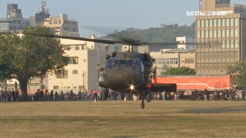 黑鷹降落高雄駁二！軍事迷清晨5點半卡位