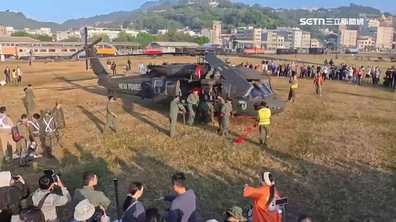 黑鷹直升機降落高雄駁二藝術特區