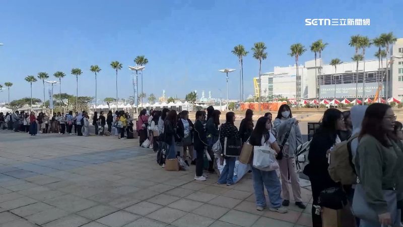 民眾提早來到現場,寒風中民眾熱血參與戶外活動