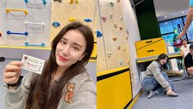 Apple拿到基本救命術合格證書，但一次示範竟真的受傷。（圖／翻攝自Apple IG）