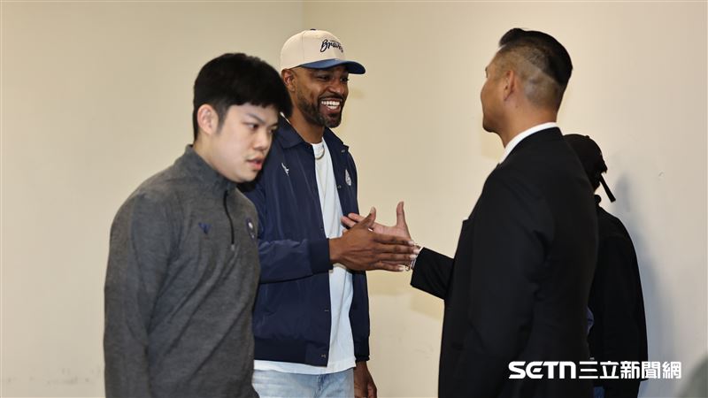 EASL例行賽,富邦勇士洋將辛特力賽前出席記者會,會後和PLG副會長陳建州握手。(圖/記者劉彥池攝影)