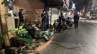 賓士撞路邊機車後逃逸　離譜瞬間畫面曝光