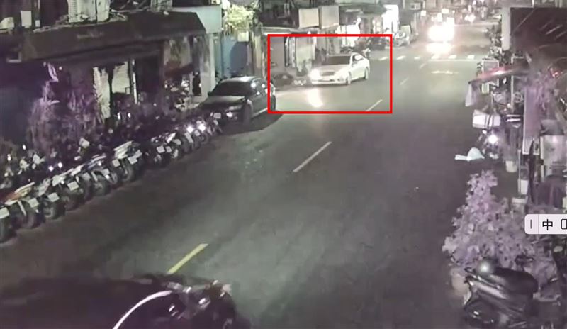 殯是車撞及機車瞬間賓。（圖／翻攝畫面）