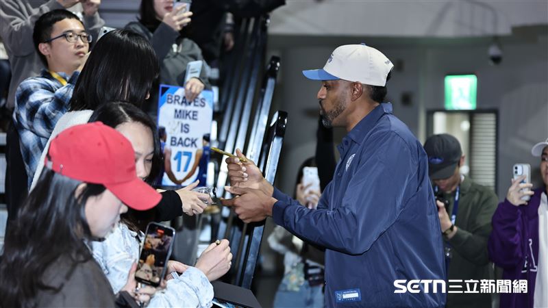 EASL例行賽,富邦勇士洋將辛特力賽前出席記者會,會後幫球迷簽名。(圖/記者劉彥池攝影)