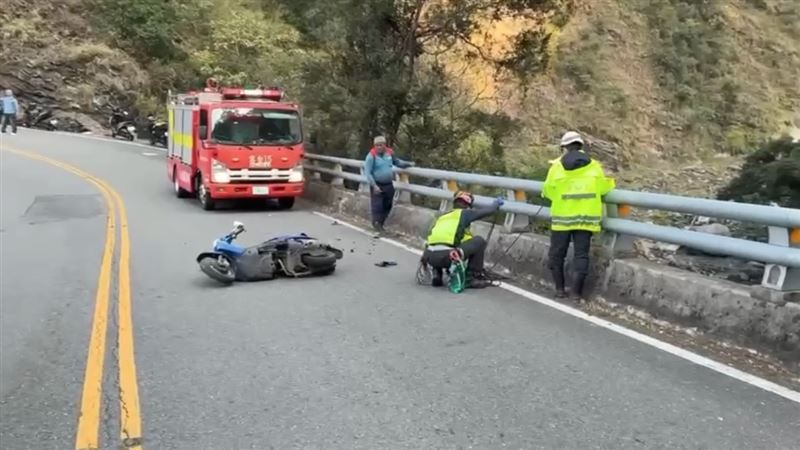 新/霧台鄉嚴重車禍!女騎士拋飛橋下