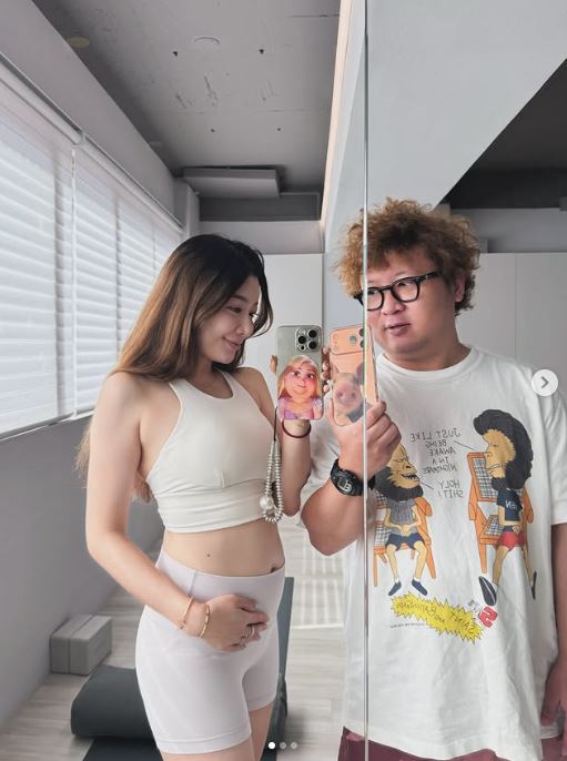 依依曬出懷孕3個月的孕肚照。(圖/翻攝自依依IG)