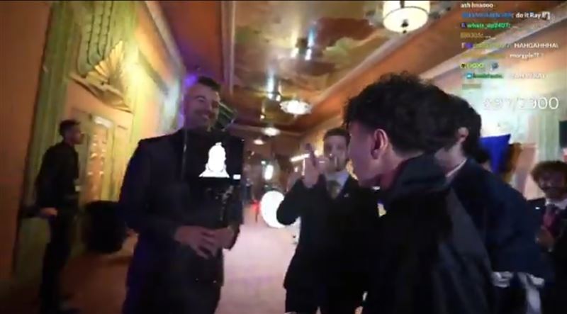 Ray在休息區主動與Ironmouse打招呼聊天。(圖/翻攝自X平台)