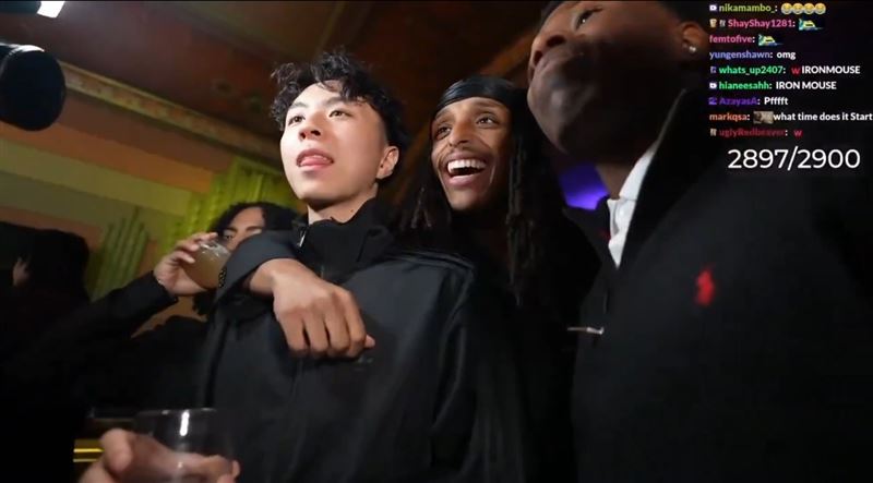 Ray在休息區主動與Ironmouse打招呼聊天。(圖/翻攝自X平台)