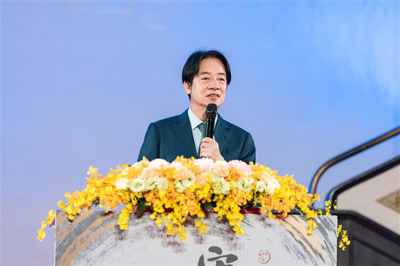 賴清德出席「114年宏道獎頒獎典禮」，並頒發「終身成就獎」給林輝雄教練（圖／總統府提供）