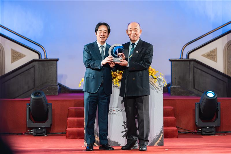 賴清德出席「114年宏道獎頒獎典禮」，並頒發「終身成就獎」給林輝雄教練（圖／總統府提供）