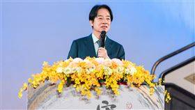 賴清德出席「114年宏道獎頒獎典禮」，並頒發「終身成就獎」給林輝雄教練（圖／總統府提供） 