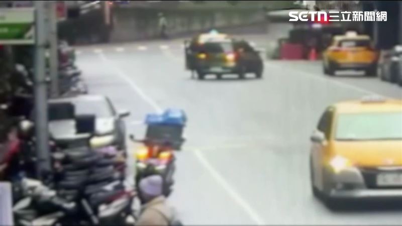 北市張婦下車問路卻未拉手煞車,結果車輛倒退滑行撞翻7輛機車。(圖/翻攝畫面)