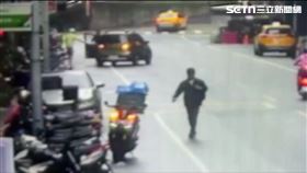 北市張婦下車問路卻未拉手煞車，結果車輛倒退滑行撞翻7輛機車。（圖／翻攝畫面）