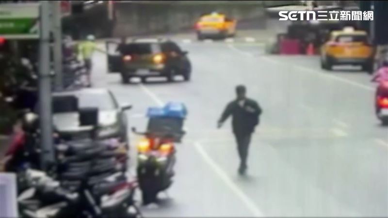 打倒車檔還沒拉手煞 老婦遭愛車當街拖行