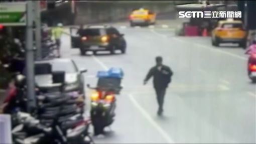 打倒車檔還沒拉手煞　老婦遭愛車當街拖行