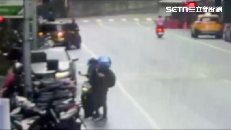 北市張婦下車問路卻未拉手煞車,結果車輛倒退滑行撞翻7輛機車。(圖/翻攝畫面)