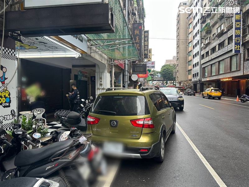 北市張婦下車問路卻未拉手煞車,結果車輛倒退滑行撞翻7輛機車。(圖/翻攝畫面)