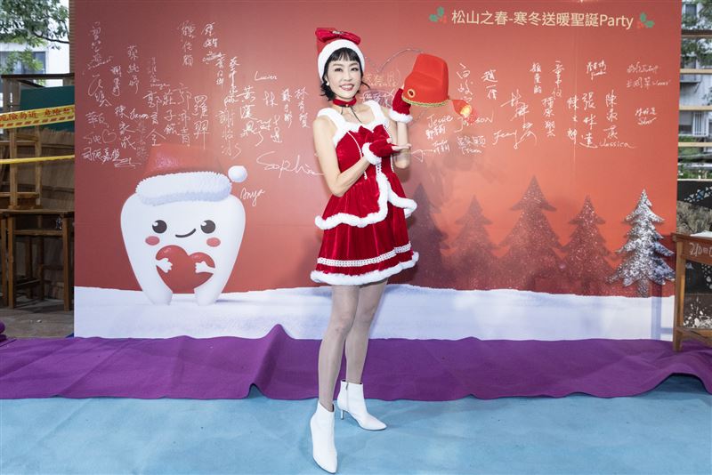 唐玲今天出席松山社區大學公益活動意外獲贈一頂狀元帽,還獲頒「榮譽模範生」獎狀。(圖/松山社區大學提供)