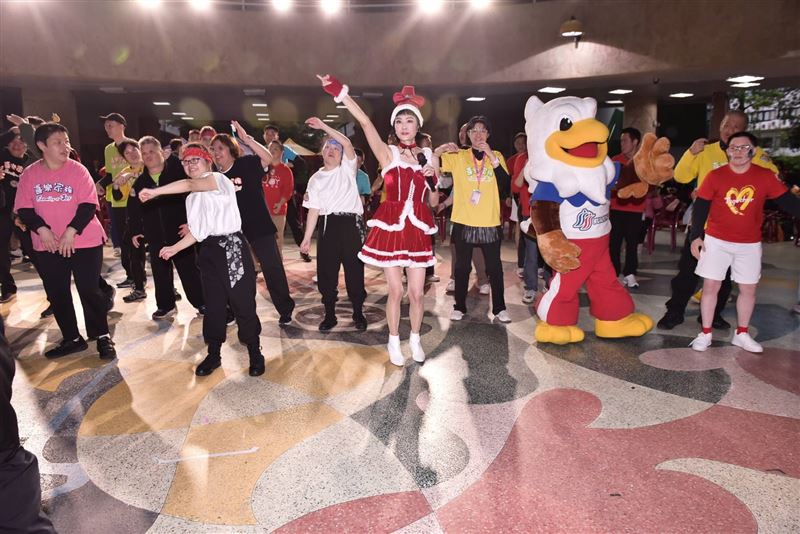 唐玲今天出席松山社區大學公益活動。(圖/松山社區大學提供)